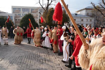Slujire arhierească şi Concert de colinde la Catedrala arhiepiscopală din Galaţi – fotografia 57