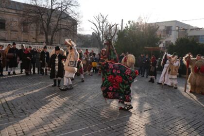 Slujire arhierească şi Concert de colinde la Catedrala arhiepiscopală din Galaţi – fotografia 61