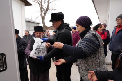 Daruri de Crăciun pentru familiile sinistrate din judeţul Galaţi – fotografia 6