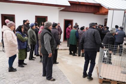 Daruri de Crăciun pentru familiile sinistrate din judeţul Galaţi – fotografia 12