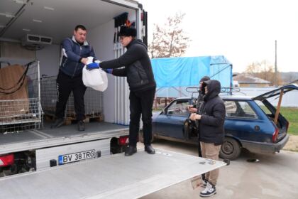 Daruri de Crăciun pentru familiile sinistrate din judeţul Galaţi – fotografia 18