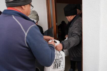 Daruri de Crăciun pentru familiile sinistrate din judeţul Galaţi – fotografia 21