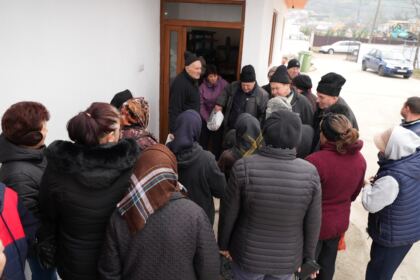 Daruri de Crăciun pentru familiile sinistrate din judeţul Galaţi – fotografia 28