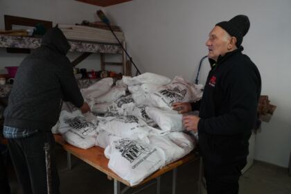 Daruri de Crăciun pentru familiile sinistrate din judeţul Galaţi – fotografia 36