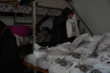 Daruri de Crăciun pentru familiile sinistrate din judeţul Galaţi – fotografia 37