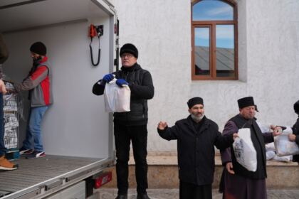 Daruri de Crăciun pentru familiile sinistrate din judeţul Galaţi – fotografia 41