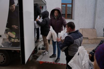 Daruri de Crăciun pentru familiile sinistrate din judeţul Galaţi – fotografia 44