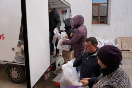 Daruri de Crăciun pentru familiile sinistrate din judeţul Galaţi – fotografia 45