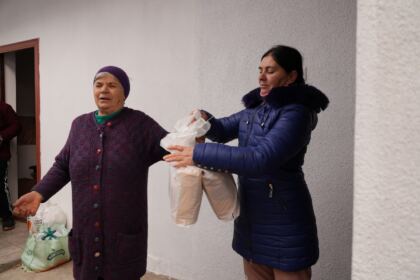 Daruri de Crăciun pentru familiile sinistrate din judeţul Galaţi – fotografia 46