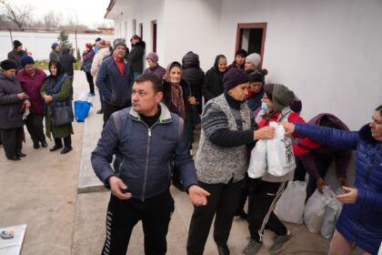 Daruri de Crăciun pentru familiile sinistrate din judeţul Galaţi – fotografia 49