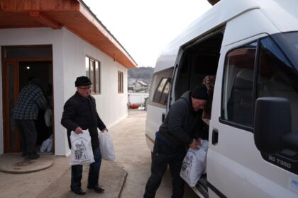 Daruri de Crăciun pentru familiile sinistrate din judeţul Galaţi – fotografia 53