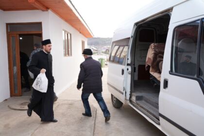 Daruri de Crăciun pentru familiile sinistrate din judeţul Galaţi – fotografia 54