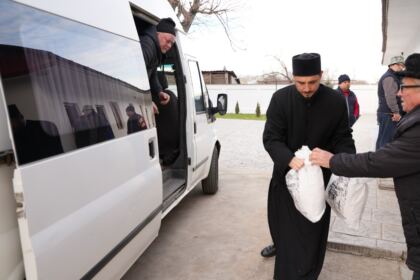 Daruri de Crăciun pentru familiile sinistrate din judeţul Galaţi – fotografia 55