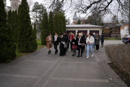 Elevi de la Colegiul Naţional „Costache Negri” au vizitat Centrul eparhial din Galaţi – fotografia 2