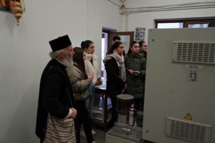 Elevi de la Colegiul Naţional „Costache Negri” au vizitat Centrul eparhial din Galaţi – fotografia 5