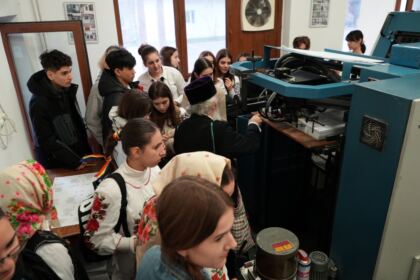 Elevi de la Colegiul Naţional „Costache Negri” au vizitat Centrul eparhial din Galaţi – fotografia 6