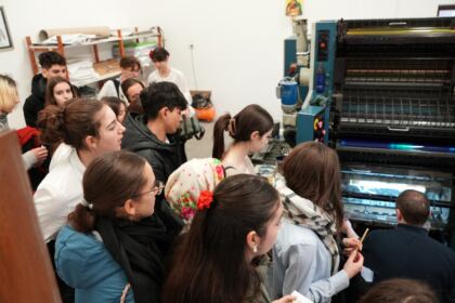 Elevi de la Colegiul Naţional „Costache Negri” au vizitat Centrul eparhial din Galaţi – fotografia 10
