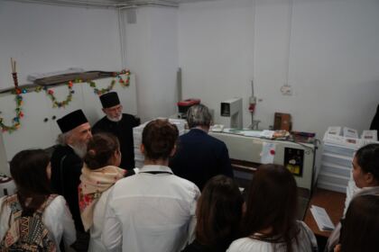 Elevi de la Colegiul Naţional „Costache Negri” au vizitat Centrul eparhial din Galaţi – fotografia 12