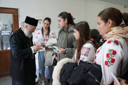 Elevi de la Colegiul Naţional „Costache Negri” au vizitat Centrul eparhial din Galaţi – fotografia 15