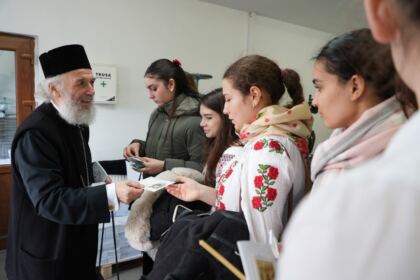 Elevi de la Colegiul Naţional „Costache Negri” au vizitat Centrul eparhial din Galaţi – fotografia 16