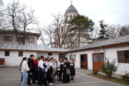 Elevi de la Colegiul Naţional „Costache Negri” au vizitat Centrul eparhial din Galaţi – fotografia 18