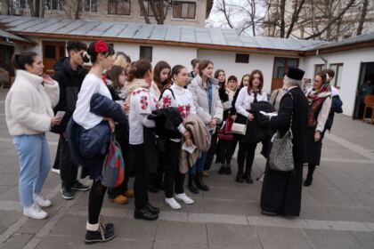 Elevi de la Colegiul Naţional „Costache Negri” au vizitat Centrul eparhial din Galaţi – fotografia 19