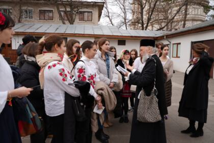 Elevi de la Colegiul Naţional „Costache Negri” au vizitat Centrul eparhial din Galaţi – fotografia 20