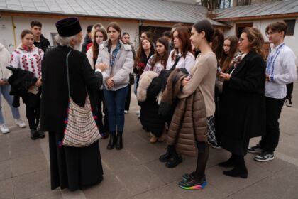Elevi de la Colegiul Naţional „Costache Negri” au vizitat Centrul eparhial din Galaţi – fotografia 22