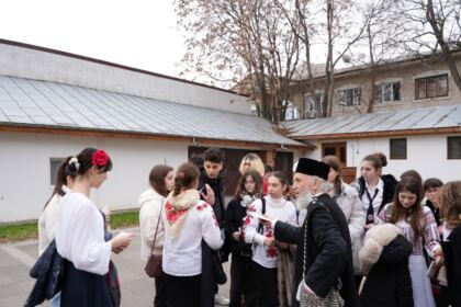 Elevi de la Colegiul Naţional „Costache Negri” au vizitat Centrul eparhial din Galaţi – fotografia 24