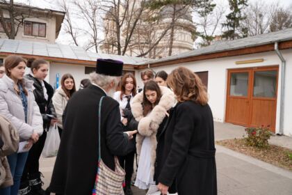 Elevi de la Colegiul Naţional „Costache Negri” au vizitat Centrul eparhial din Galaţi – fotografia 25
