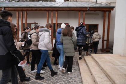 Elevi de la Colegiul Naţional „Costache Negri” au vizitat Centrul eparhial din Galaţi – fotografia 26