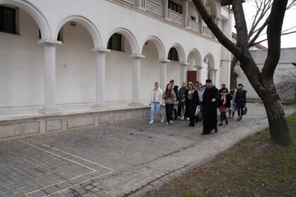Elevi de la Colegiul Naţional „Costache Negri” au vizitat Centrul eparhial din Galaţi – fotografia 27