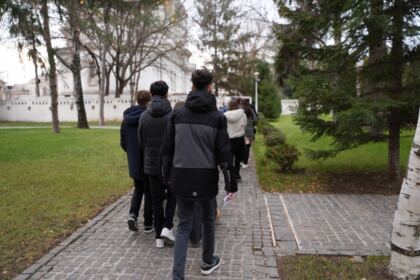 Elevi de la Colegiul Naţional „Costache Negri” au vizitat Centrul eparhial din Galaţi – fotografia 28