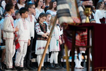 Serbarea de colinde a Seminarului Teologic „Sfântul Andrei“ din Galaţi – fotografia 75