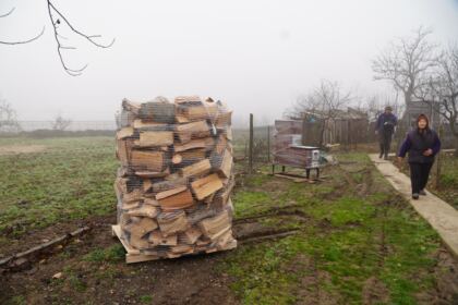 Daruri de sfintele sărbători pentru familiile sinistrate din judeţul Galaţi – fotografia 42
