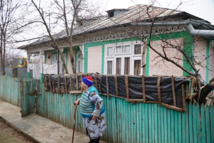 Daruri de sfintele sărbători pentru familiile sinistrate din judeţul Galaţi – fotografia 45