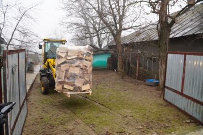 Daruri de sfintele sărbători pentru familiile sinistrate din judeţul Galaţi – fotografia 47