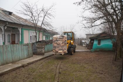 Daruri de sfintele sărbători pentru familiile sinistrate din judeţul Galaţi – fotografia 48