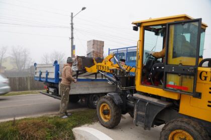 Daruri de sfintele sărbători pentru familiile sinistrate din judeţul Galaţi – fotografia 50