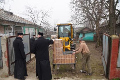Daruri de sfintele sărbători pentru familiile sinistrate din judeţul Galaţi – fotografia 52