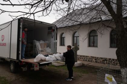 Daruri de sfintele sărbători pentru familiile sinistrate din judeţul Galaţi – fotografia 8
