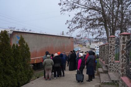 Daruri de sfintele sărbători pentru familiile sinistrate din judeţul Galaţi – fotografia 20