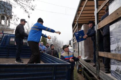 Daruri de sfintele sărbători pentru familiile sinistrate din judeţul Galaţi – fotografia 22
