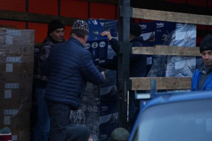 Daruri de sfintele sărbători pentru familiile sinistrate din judeţul Galaţi – fotografia 24