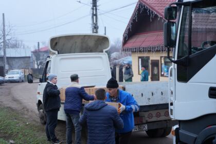 Daruri de sfintele sărbători pentru familiile sinistrate din judeţul Galaţi – fotografia 27