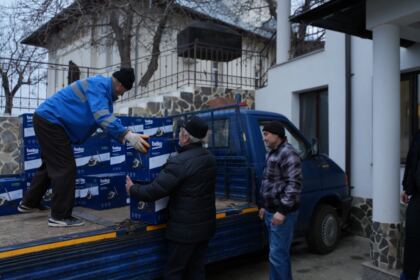 Daruri de sfintele sărbători pentru familiile sinistrate din judeţul Galaţi – fotografia 31