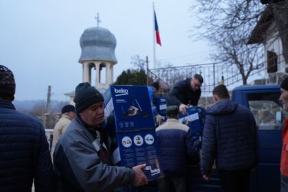 Daruri de sfintele sărbători pentru familiile sinistrate din judeţul Galaţi – fotografia 32