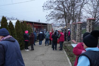 Daruri de sfintele sărbători pentru familiile sinistrate din judeţul Galaţi – fotografia 33