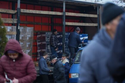 Daruri de sfintele sărbători pentru familiile sinistrate din judeţul Galaţi – fotografia 34
