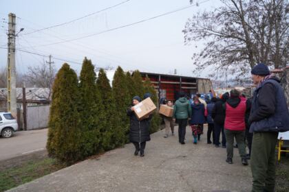 Daruri de sfintele sărbători pentru familiile sinistrate din judeţul Galaţi – fotografia 36